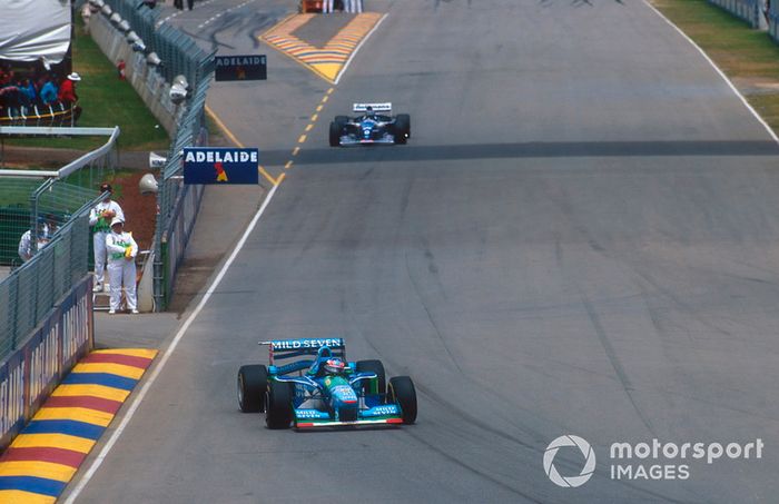 Michael Schumacher, Benetton B194 devant Damon Hill, Williams FW16B