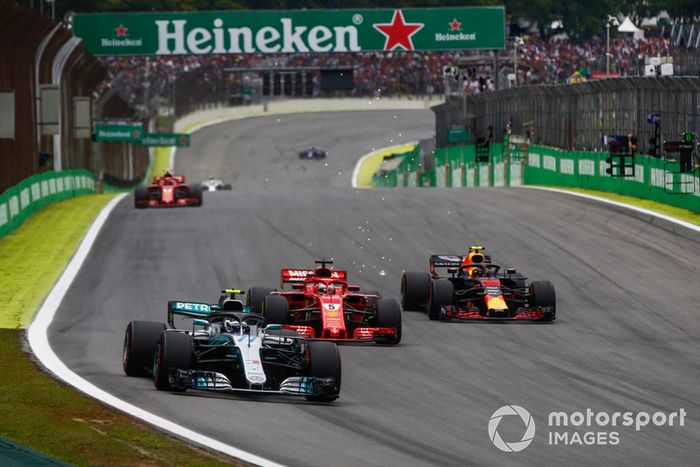 Valtteri Bottas, Mercedes AMG F1 W09, lidera a Sebastian Vettel, Ferrari SF71H, y a Max Verstappen, Red Bull Racing RB14.