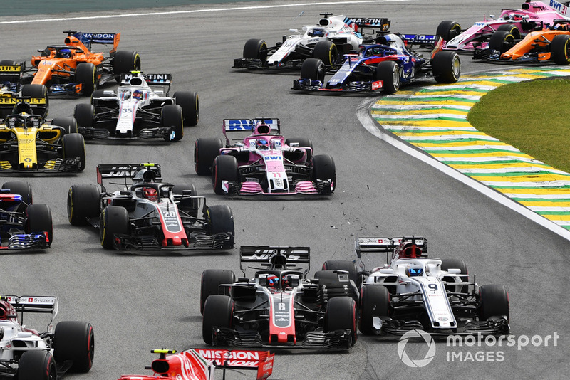 Маркус Ерікссон, Sauber C37 та Ромен Грожан, Haas F1 Team VF-18 на старті