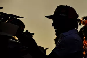 Fernando Alonso, McLaren imza dağıtıyor