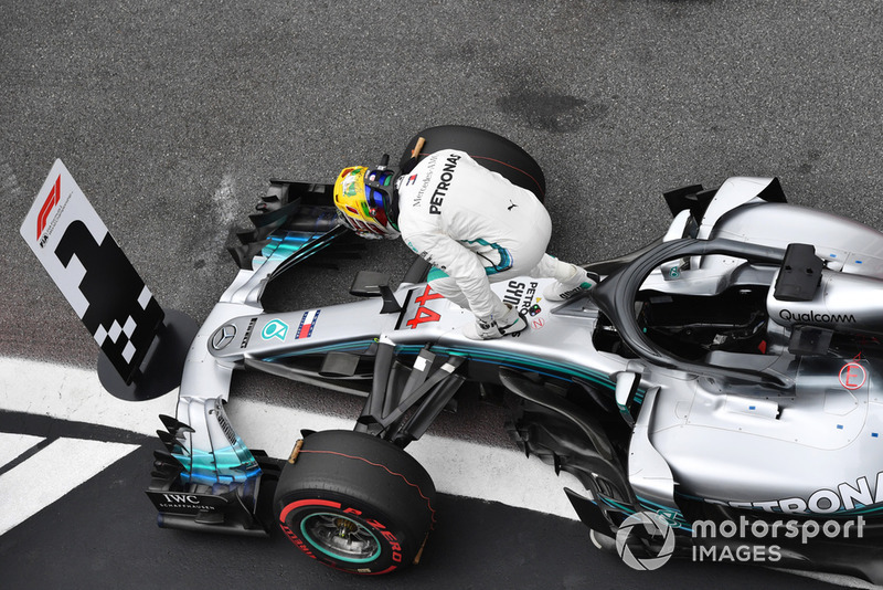 Lewis Hamilton, Mercedes AMG F1 festeggai la Pole Position nel parco chiuso