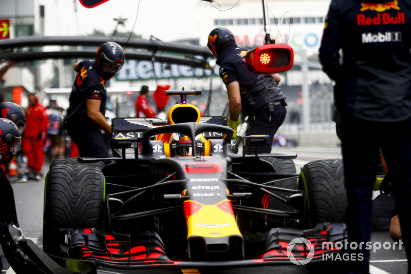 Daniel Ricciardo, Red Bull Racing RB14, dans les stands durant les essais