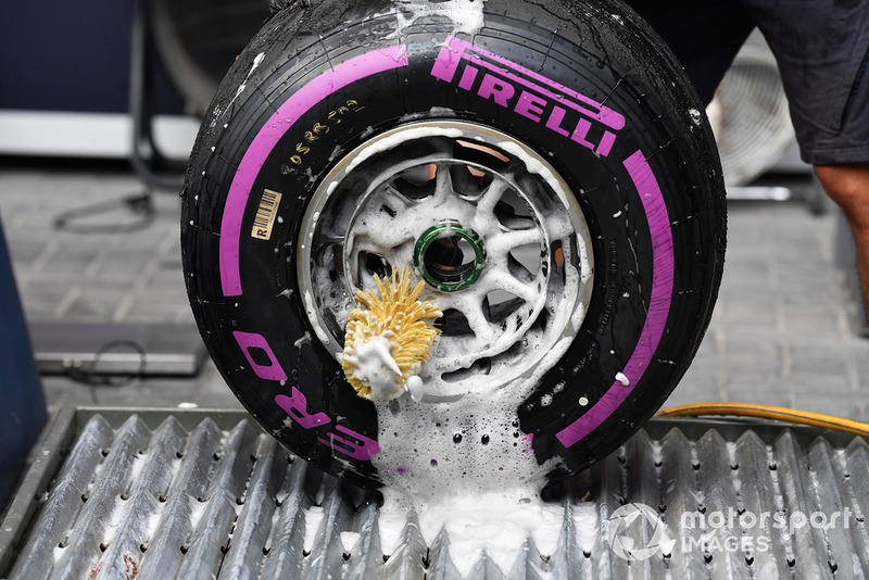 Un pneu Pirelli est nettoyé chez Red Bull Racing