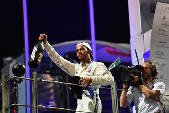 Lewis Hamilton, Mercedes AMG F1 sur le podium avec son trophée