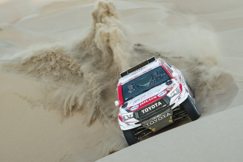 #302 Toyota Gazoo Racing Toyota Hilux: Жінель де Вільєр, Дірк фон Цітцевітц