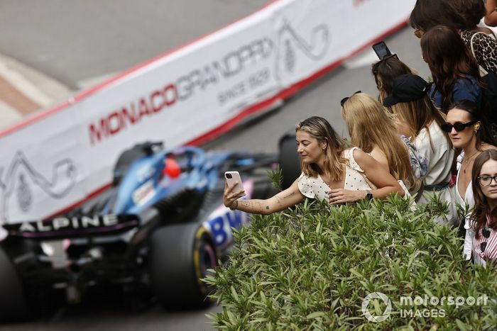 Los aficionados hacen fotos al paso de Esteban Ocon, Alpine A523