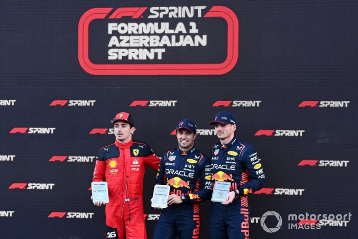 Charles Leclerc, Scuderia Ferrari, 2ª posición, Sergio Pérez, Red Bull Racing, 1ª posición, Max Verstappen, Red Bull Racing, 3ª posición, con sus premios tras la carrera Sprint.