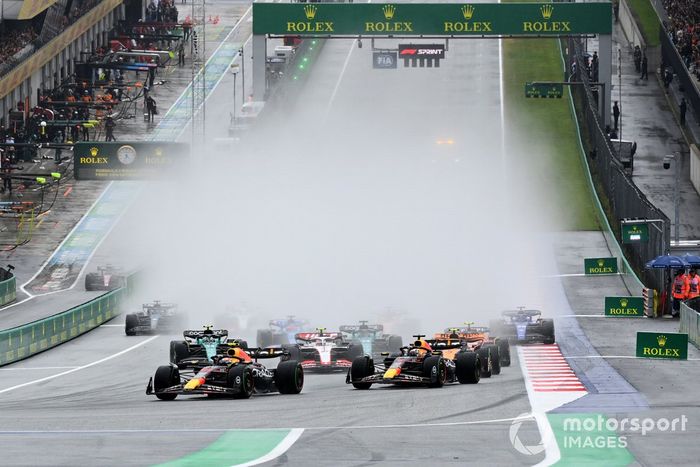 Sergio Pérez, Red Bull Racing RB19, Max Verstappen, Red Bull Racing RB19, Nico Hulkenberg, Haas VF-23, Lando Norris, McLaren MCL60, el resto de la parrilla en la salida del Sprint.