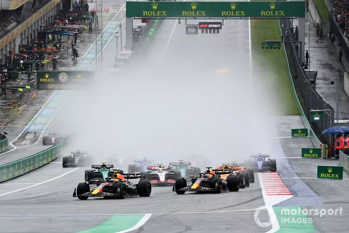 Sergio Pérez, Red Bull Racing RB19, Max Verstappen, Red Bull Racing RB19, Nico Hulkenberg, Haas VF-23, Lando Norris, McLaren MCL60, el resto de la parrilla en la salida del Sprint.
