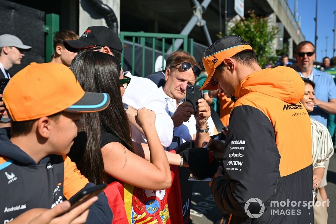 Lando Norris, del equipo McLaren F1, firma autógrafos para los aficionados