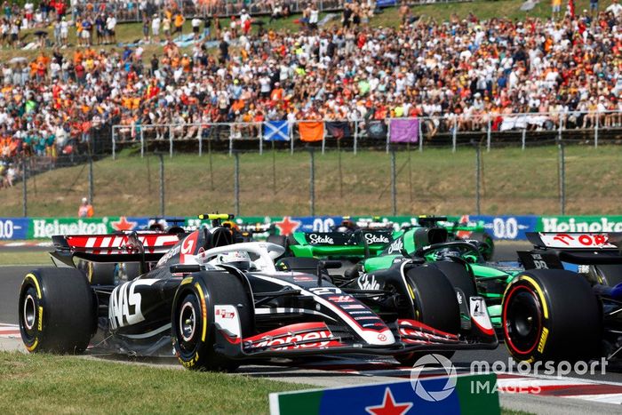 Nico Hulkenberg, Haas VF-24, lucha con Valtteri Bottas, Stake F1 Team Kick Sauber C44