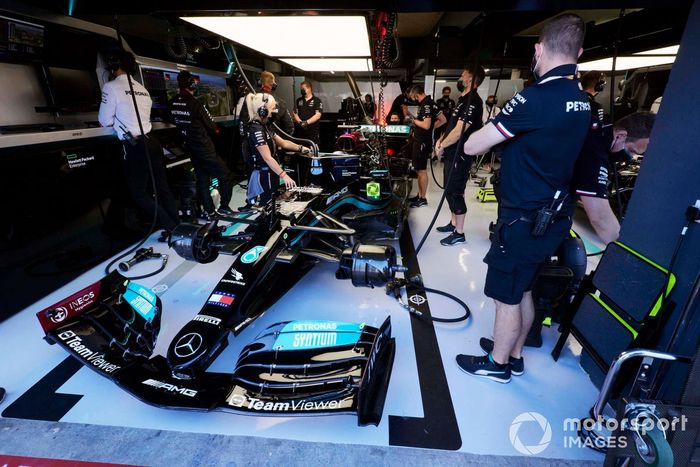 Angela Cullen, fisioterapeuta de Lewis Hamilton, y los mecánicos en el garaje