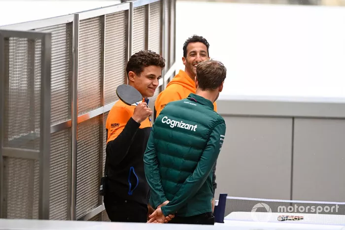 Daniel Ricciardo, McLaren, y Sebastian Vettel, Aston Martin, jugando al ping-pong con Lando Norris, McLaren 