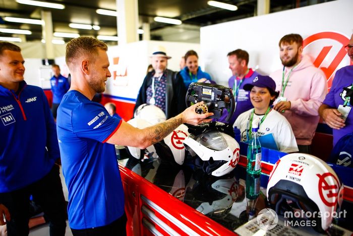 Mick Schumacher, Haas F1 Team, y Kevin Magnussen, Haas F1 Team, conocen a aficionados en su box