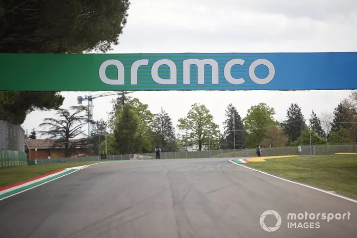 Carteles en el circuito de Imola