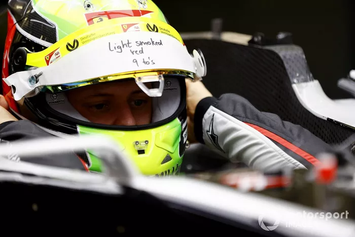 Mick Schumacher ajustando su asiento de Haas F1, Haas VF20