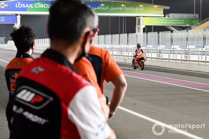 Red Bull KTM team observan a Pol Espargaró, Repsol Honda Team