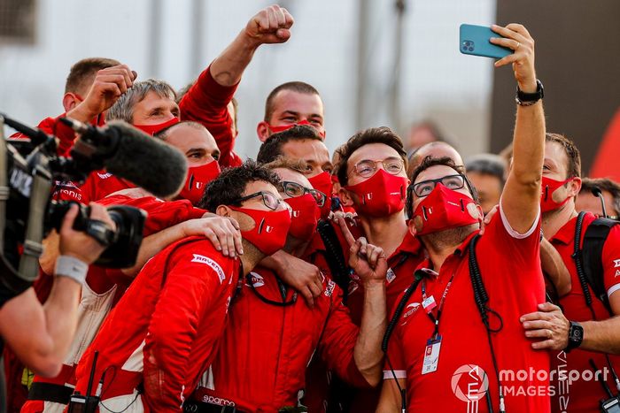 El campeón de F2 Mick Schumacher, Prema Racing celebra en Parc Ferme 