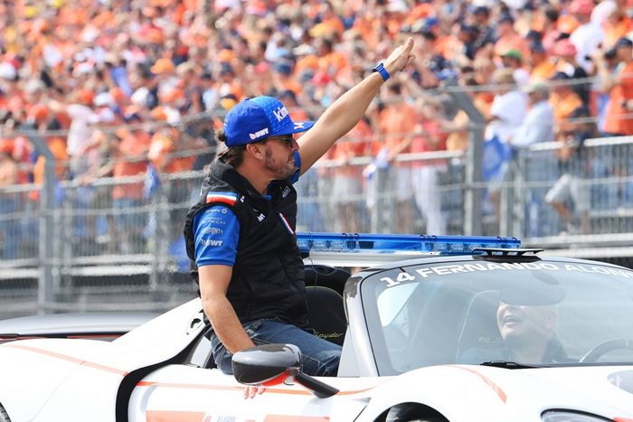 Fernando Alonso, Alpine F1 Team, en el desfile de pilotos