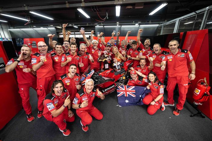 El ganador de la carrera, Jack Miller, del equipo Ducati, celebra con su equipo
