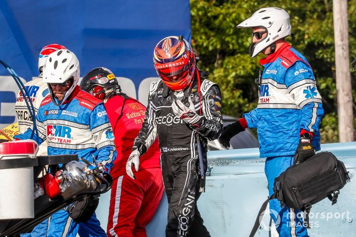 Kimi Raikkonen, TrackHouse Racing, Recogni Chevrolet Camaro camina hacia la ambulancia