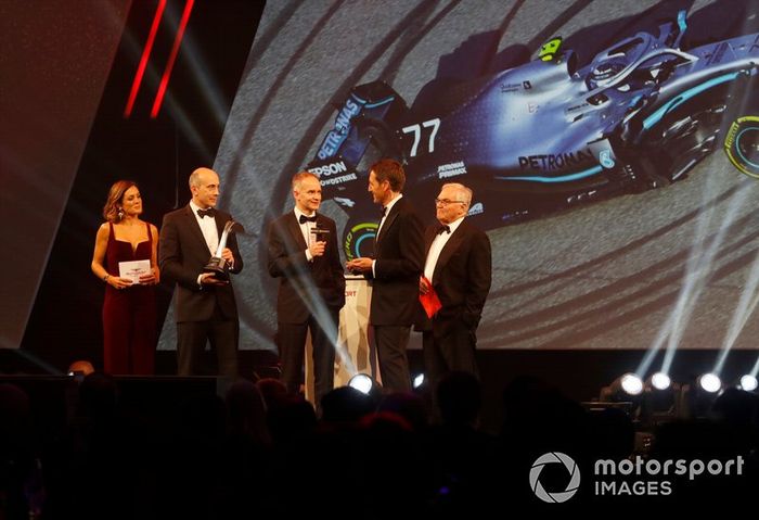 Entrega del premio Coche del Año para el Mercedes AMG F1 W10