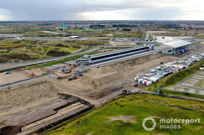 Trabajos de construcción en el autódromo de Zandvoort para el Gran Premio de Holanda