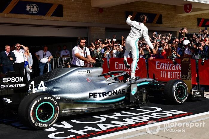 Lewis Hamilton, Mercedes AMG F1, 2ª posición, se baja de su coche en Parc Ferme tras conseguir su sexto título mundial de pilotos