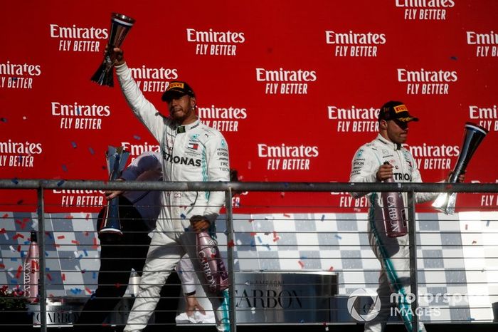 Lewis Hamilton, Mercedes AMG F1, 2ª posición, y Valtteri Bottas, Mercedes AMG F1, 1ª posición, en el podio con sus trofeos