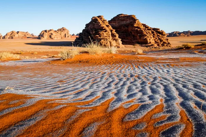 Dunas de arena congeladas en el desierto 
