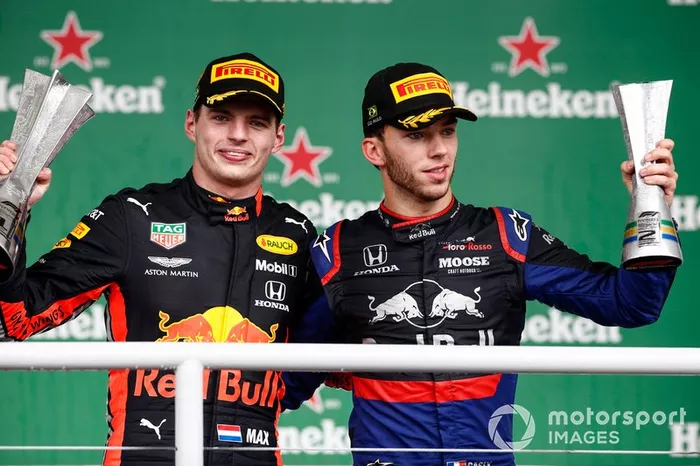 Podio: ganador de la carrera Max Verstappen, Red Bull Racing, y el segundo lugar Pierre Gasly, Toro Rosso