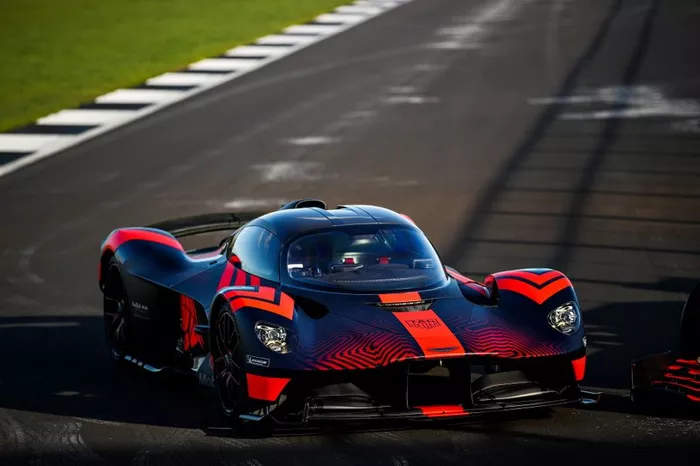 Max Verstappen,  Red Bull Racing e Alexander Albon, Red Bull Racing guidano la Red Bull Racing Aston Martin Valkyrie