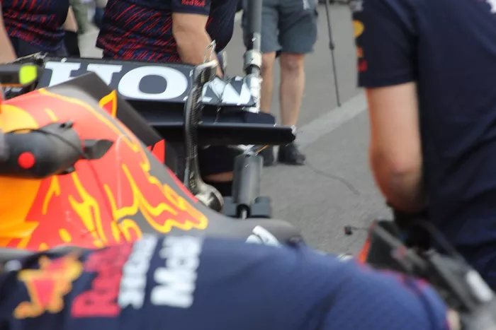 Alerón trasero del Red Bull Racing RB16B roto