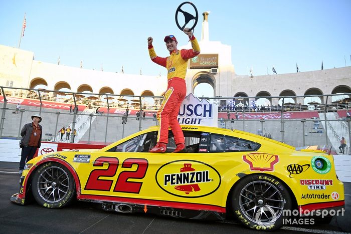 Joey Logano, Team Penske, Ford Mustang Shell Pennzoil celebra su victoria. 