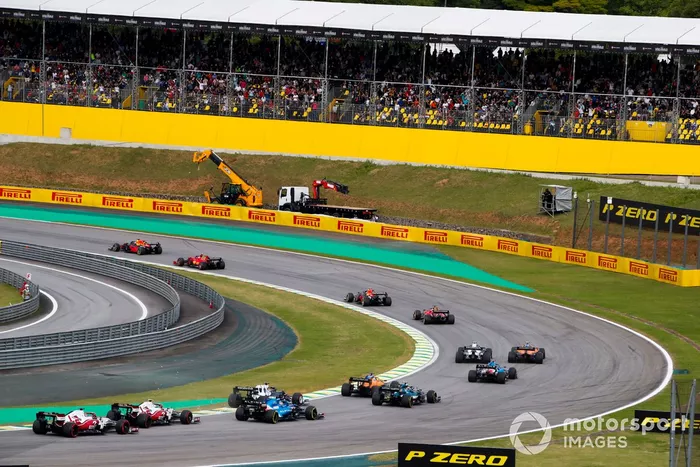 Max Verstappen, Red Bull Racing RB16B, Carlos Sainz Jr., Ferrari SF21, Sergio Pérez, Red Bull Racing RB16B, Charles Leclerc, Ferrari SF21, y el resto del grupo en la primera vuelta