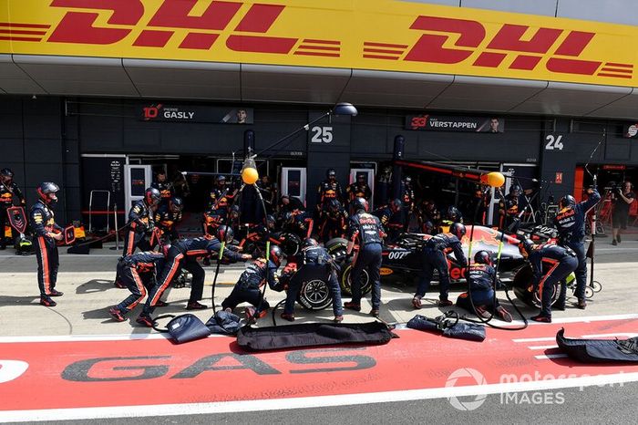 Pierre Gasly, Red Bull Racing RB15, pit stop