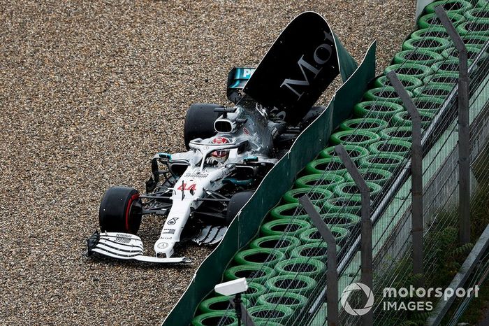 Lewis Hamilton, Mercedes AMG F1 W10 choca contra el muro

