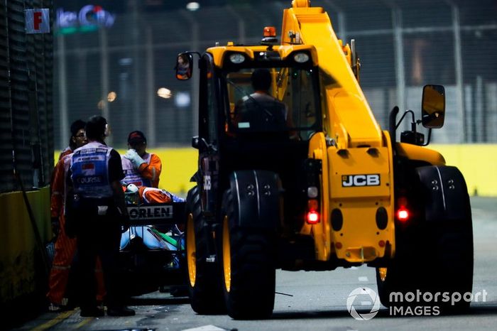 Coche de George Russell, Williams Racing FW42 siendo recuperado por los oficiales de pista