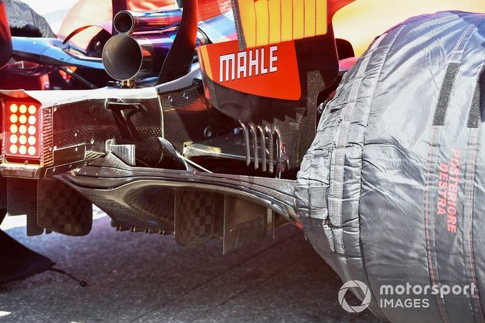 Luz derecha, escape y difusor en el Red Bull Racing RB15