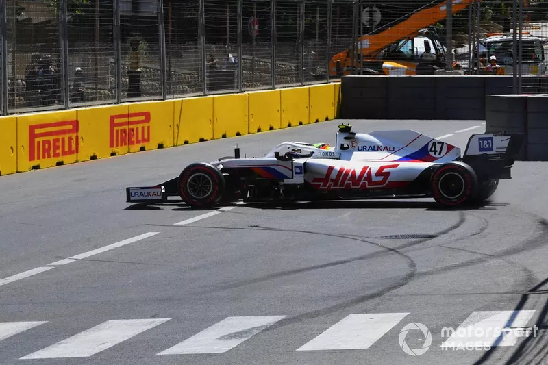 Mick Schumacher, Haas VF-21, rientra in pista dopo un testacoda