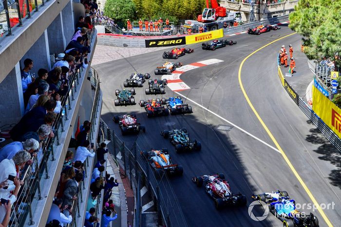 Arrancada Max Verstappen, Red Bull Racing RB16B, Valtteri Bottas, Mercedes W12, Carlos Sainz Jr., Ferrari SF21, Lando Norris, McLaren MCL35M, al inicio