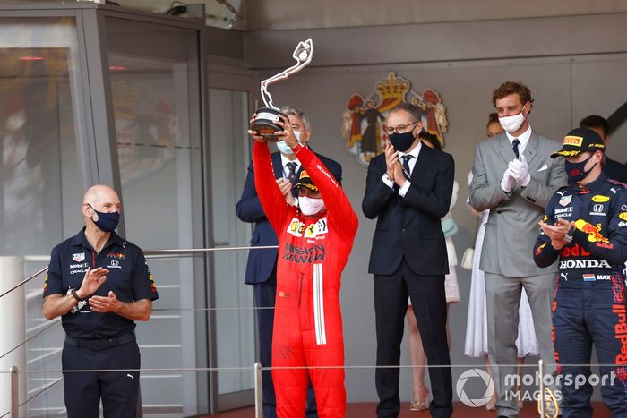 Podio: segundo lugar Carlos Sainz Jr., Ferrari,