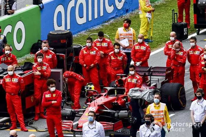 El equipo Ferrari en la parrilla antes de la salida 