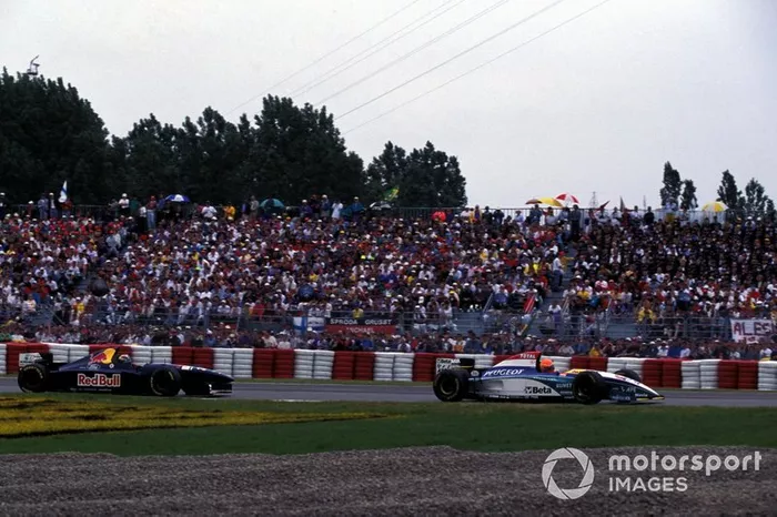 Eddie Irvine,  Jordan Peugeot 195, Heinz-Harald Frentzen, Sauber Cosworth C14