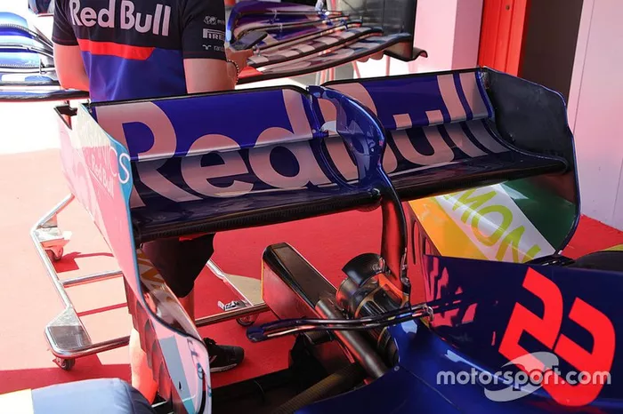 Detalle de la zaga del Toro Rosso