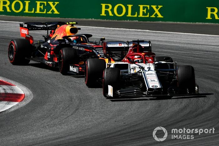 Kimi Raikkonen, Alfa Romeo Racing C38, Pierre Gasly, Red Bull Racing RB15