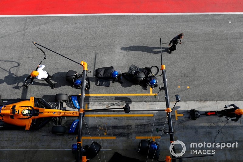 Lando Norris, McLaren MCL34, pit stop