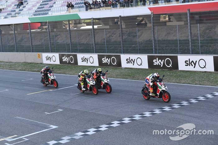 Pasa las imágenes y disfruta de las fotos del evento de Aprilia