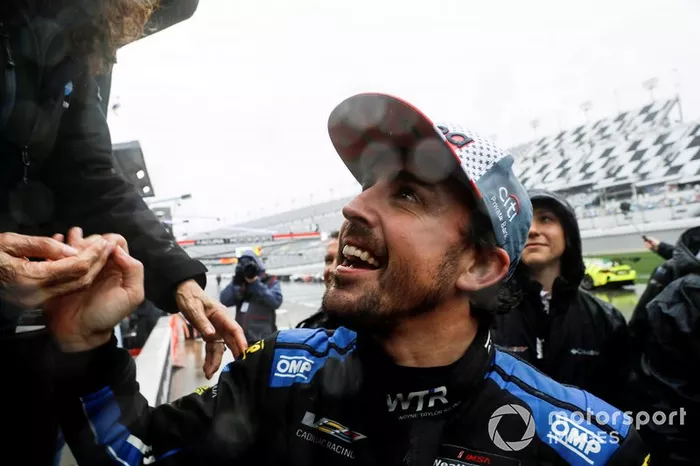 Fernando Alonso es felicitado tras su victoria en Daytona