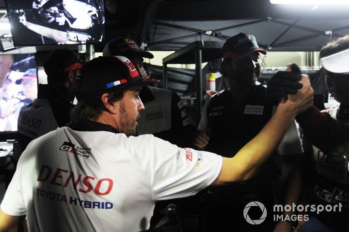 #8 Toyota Gazoo Racing Toyota TS050:  Fernando Alonso celebra
